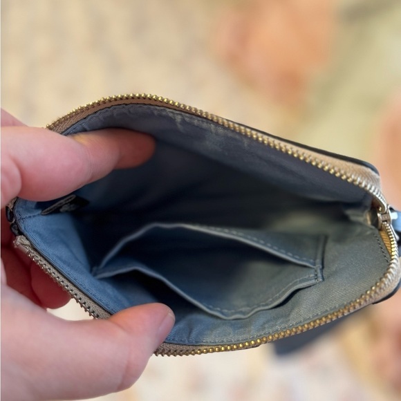 LIKE 🆕 CORNER ZIP WRISTLET IN SIGNATURE CANVAS (COACH F58035) KHAKI/BLUE/SILVER - Picture 3 of 3